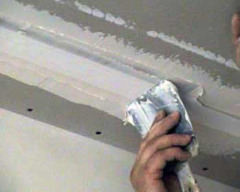 Устраняем трещины на потолке своими руками